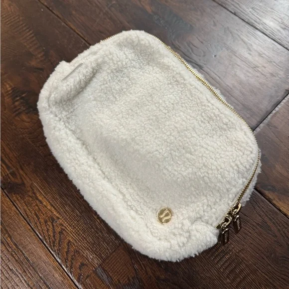 lululemon athletica Cream Crossbody Belt Bag - Picture 2 of 16